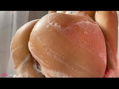 ❤️ Brunette شاور میں شدید orgasm کے لئے وائبریٹر کے ساتھ بلی میں مشت زنی کرتی ہے۔ ❌ ہم پر