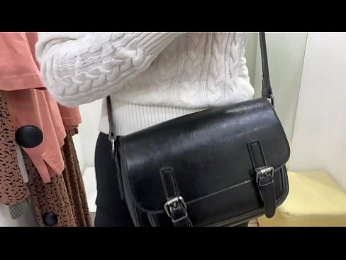 ❤️ فٹنگ روم میں ڈلڈو کے ساتھ نوجوان کتیا فیرل بیری کی عوامی مشت زنی ❌ ہم پر